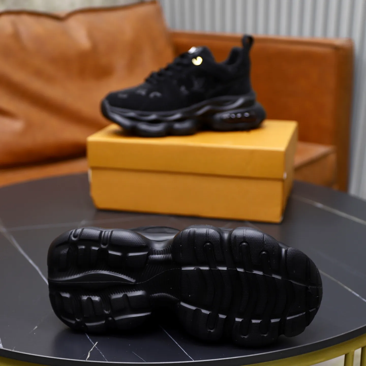 Ex-factory price: 462💰🙅‍♂️🙅‍♂️🙅‍♂️ Brand: Louis Vuitton Standard code: 38-44 (45 customized) Grade: Same as the official website Material: Original cowhide splicing fabric Comfortable and breathable lining Lightweight, soft and wear-resistant outsole Style category: Men's fashionable casual shoes Running sneakers Distinguished luxury brand elements Top luxury Color: actual picture color